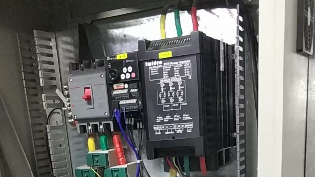 电力调整器如何处理电网上的功率波动和频率变化？