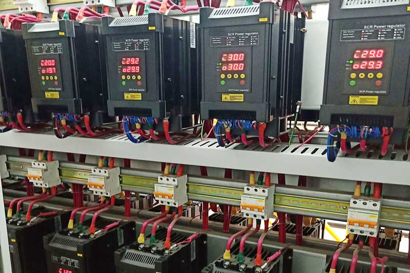 黑拉有限责任两合公司请求具有至少一个传感器元件的传感器设备和用于制作传感器设备的办法专利载体结构构成至少两个区段而且区段互相柔性地衔接