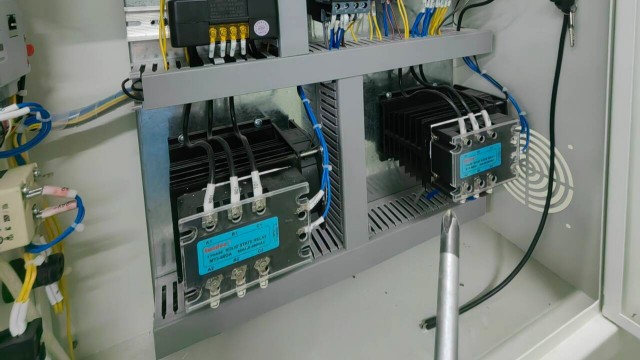电力调整器 vs 固态继电器：工程师该如何做选择？