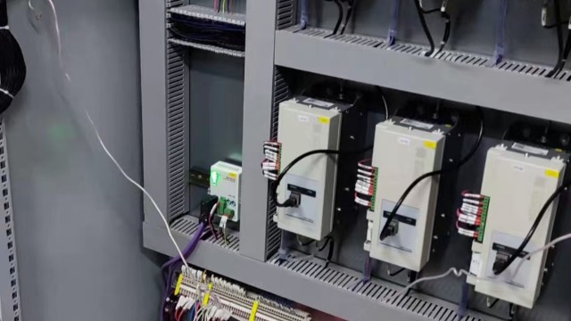 电力调整器如何处理大电流和高电压条件？